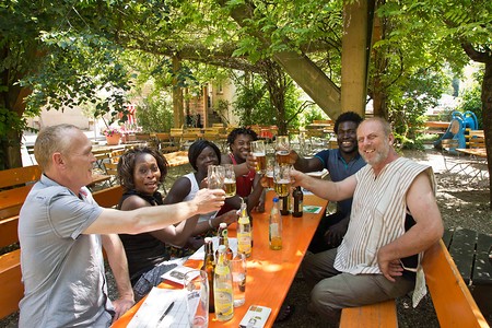 Bierprobe im Biergarten Weißenohe (Afrika Kulturtage 2013) &ndash; (18.06.2013, Horst Badewitz &copy;&nbsp;Horst Badewitz)