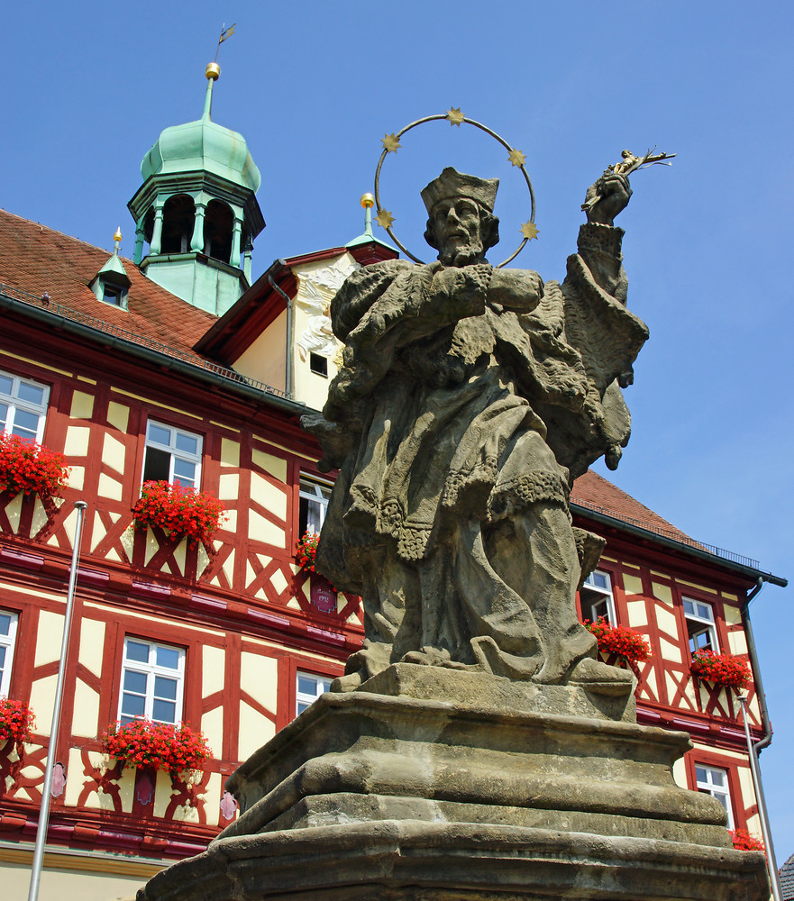 Heiliger St. Nepomuk &ndash; Statue aus dem 18 Jh. auf dem Marktplatz vor dem Rathaus in Bad Staffelstein  (06.08.2014, VGN &copy;&nbsp;VGN GmbH)