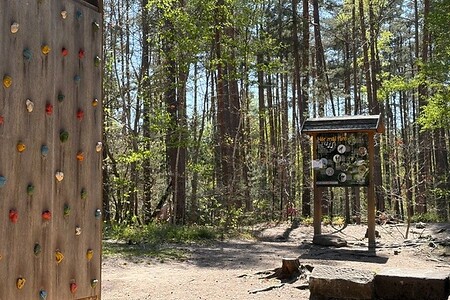 Kletterwand und Hörstation im Waldspielplatz &ndash; (&copy;&nbsp;Jutta Bär)