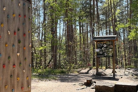 Kletterwand und Hörstation im Waldspielplatz &ndash; (&copy;&nbsp;Jutta Bär)