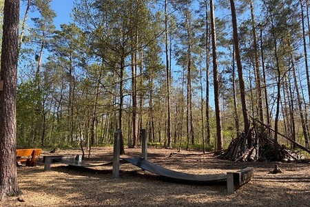 Viel Platz zum frei Spielen und Hüpfen: Der Waldspielplatz im Steinbrüchlein &ndash; (&copy;&nbsp;Jutta Bär)
