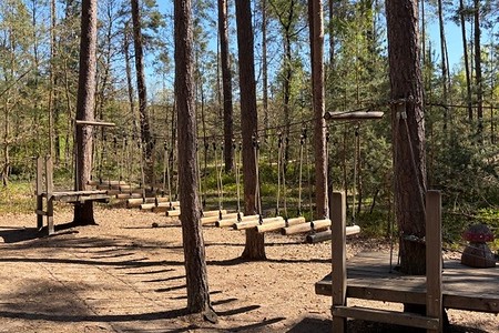Auch schon für jüngere Kinder geeignet: Der Niedrigseilgarten &ndash; (&copy;&nbsp;Jutta Bär)
