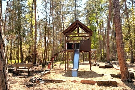 Klettern, rutschen, radeln auf dem Waldspielplatz im  Steinbrüchlein &ndash; (&copy;&nbsp;Jutta Bär)