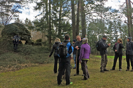 Am Gedenkstein &ndash; (VGN &copy;&nbsp;VGN GmbH)