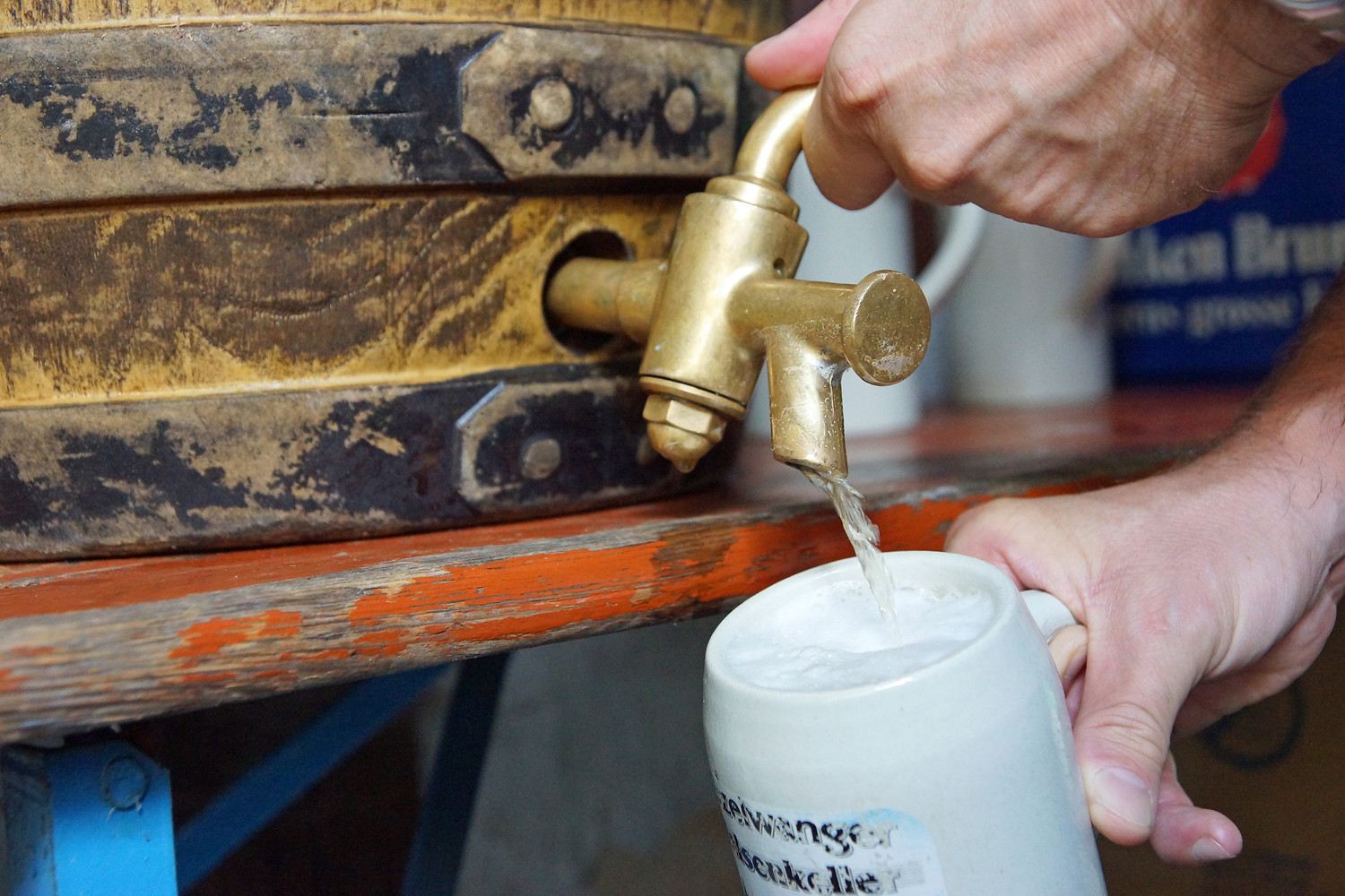 Frisches Faßbier im Felsenkeller Etzelwang &ndash;  (24.07.2014, VGN &copy;&nbsp;VGN GmbH)