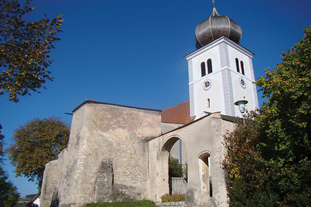 Kirche mit Wehrfriedhof &ndash; (VGN &copy;&nbsp;VGN GmbH)