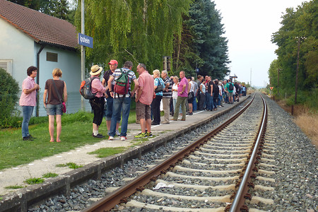 Warten auf den Weinfest-Sonderzug &ndash; (VGN &copy;&nbsp;VGN GmbH)