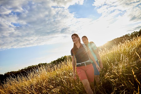 Zwei Wanderinnen im Landkreis Haßberge &ndash; (17.07.2021, Andrea Gaspar-Klein &copy;&nbsp;VGN GmbH)