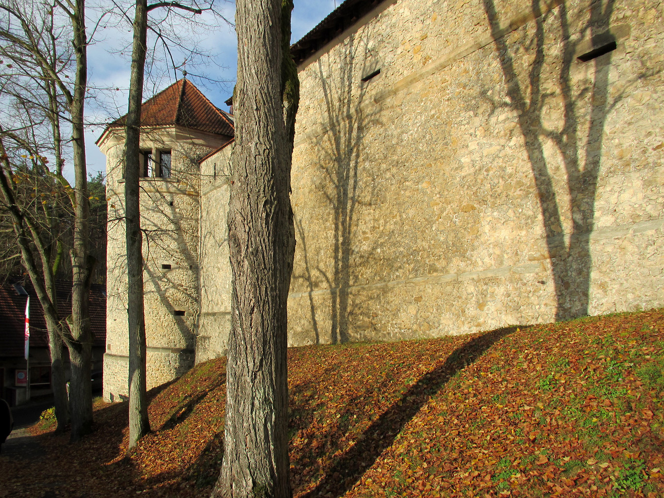 An der Burgmauer &ndash; Burg Veldenstein, Neuhaus an der Pegnitz  (VGN &copy;&nbsp;VGN GmbH)