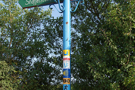 Wegweiser mit Sehenswürdigkeiten &ndash; Überall gut markierte und ausgeschilderte Wanderwege (06.08.2014, VGN &copy;&nbsp;VGN GmbH)