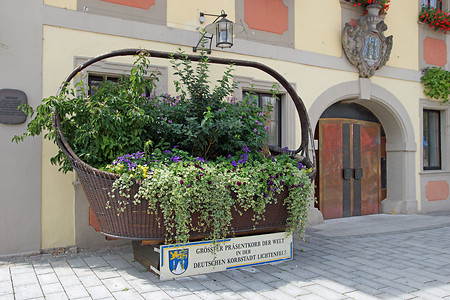 Größter Präsentkorb der Welt &ndash; Steht vor dem Rathaus am Marktplatz in Lichtenfels (06.08.2014, VGN &copy;&nbsp;VGN GmbH)