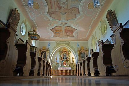 Adelgundiskapelle auf dem Staffelberg &ndash; Ihre heutige Form erhielt sie nach ihrem Wiederaufbau auf den Ruinen des Vorgängerbaus 1653 (Quelle: www.franken-wiki.de) (06.08.2014, VGN &copy;&nbsp;VGN GmbH)