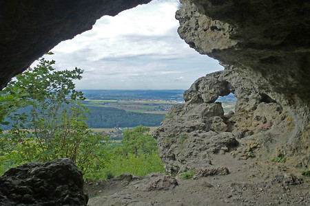 Querkeleshöhle am Staffelberg &ndash; Die Querkele waren hilfreich und freundlich zu jedermann. Bei den Menschen waren sie gern gesehene Gäste, denn sie verrichteten manche Arbeit, halfen bei Krankheiten und wussten Rat bei allen schwierigen Aufgaben (Quelle: www.franken-wiki.de) (22.08.2014, VGN &copy;&nbsp;VGN GmbH)