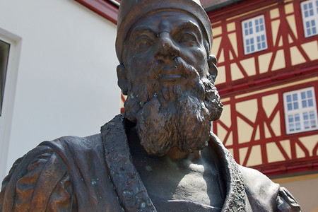 Statue von Adam Riese in Bad Staffelstein &ndash; Der Rechenmeister wurde 1492 in Bad Staffelstein geboren (06.08.2014, VGN &copy;&nbsp;VGN GmbH)