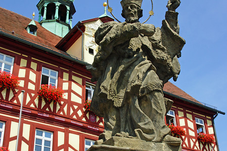 Heiliger St. Nepomuk &ndash; Statue aus dem 18 Jh. auf dem Marktplatz vor dem Rathaus in Bad Staffelstein (06.08.2014, VGN &copy;&nbsp;VGN GmbH)