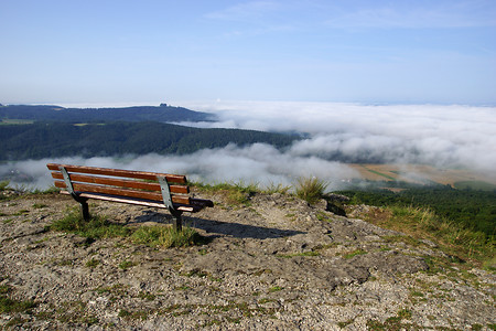 Eine Bank über den Wolken &ndash; Eine längere Pause auf dem Staffelberg lohnt sich eigentlich immer... (06.08.2014, VGN &copy;&nbsp;VGN GmbH)