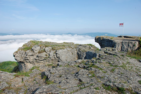 Im fränkischen Himmel.... Staffelberg &ndash; Der Berg der Franken (539 m). Blick auf das nebelverhangene Maintal. Kloster Banz im Hintergrund. (06.08.2014, VGN &copy;&nbsp;VGN GmbH)