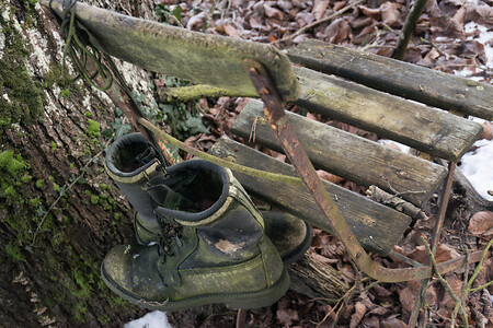Am Wegrand: Ausgemusterte Wanderschuhe &ndash; (VGN &copy;&nbsp;VGN GmbH)