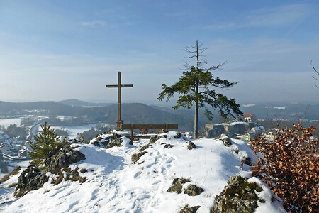 Winterstimmung am Gipfelkreuz des Hirtenbergs &ndash; Herrliche Ausblicke im verschneiten Frankenjura (01.02.2014, VGN &copy;&nbsp;VGN GmbH)