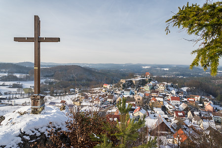 Gipfelkreuz auf dem Hirtenberg &ndash; Blick auf Hartenstein (VGN &copy;&nbsp;VGN GmbH)