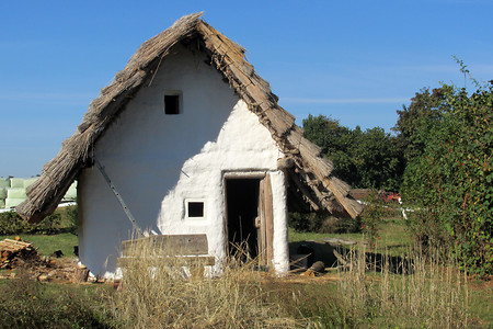 Ansicht Keltenhaus - Im Geschichtsdorf Landersdorf &ndash; (03.12.2016, VGN &copy;&nbsp;VGN GmbH)