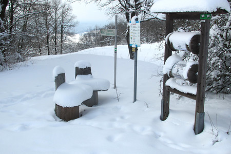 Infotafeln am verschneiten Poesieweg &ndash; (VGN &copy;&nbsp;VGN GmbH)