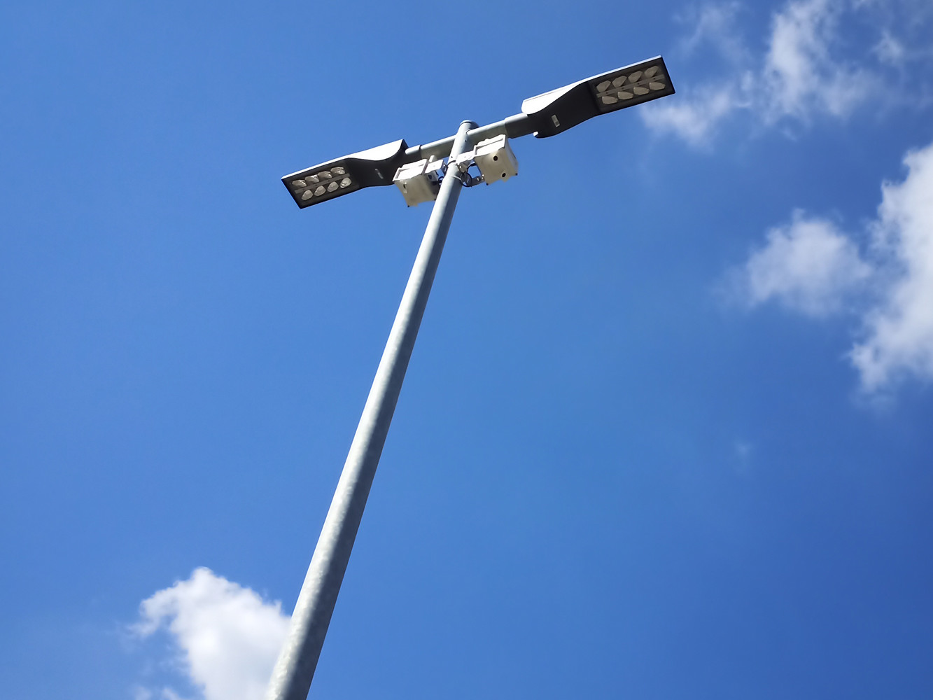 Kamerasensoren erfassen ein- und ausfahrende Fahrzeuge verpixelt und leiten die Daten an ein Hintergrundsystem weiter. In Echtzeit errechnet dieses die Belegung der Anlage sowie die Anzahl freier Stellplätze.