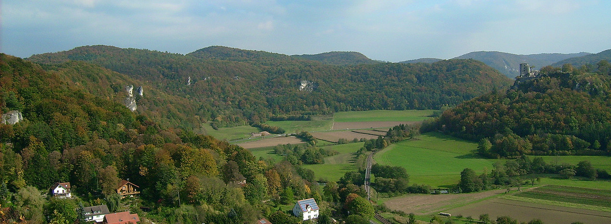 Blick ins Wiesenttal und zur Ruine Neideck &ndash;  (VGN &copy;&nbsp;VGN GmbH)