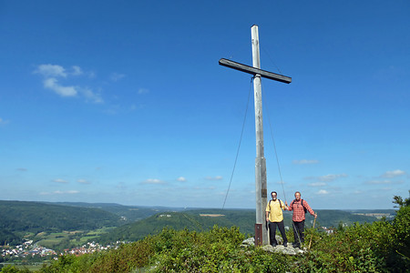 Zuckerhut: Gipfelkreuz mit Wanderern &ndash; (VGN &copy;&nbsp;VGN GmbH)