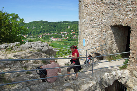 Verschnaufpause an der Burgruine Neideck &ndash; (25.05.2014, VGN &copy;&nbsp;VGN GmbH)