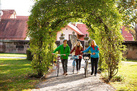 Radler im grünen Bogen &ndash; (11.10.2019, Sam Z. Fotografie &copy;&nbsp;VAG)