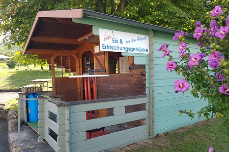 Selbstbedienung vor dem Aufstieg zum Walberla &ndash; (14.09.2019, S. Dassler &copy;&nbsp;VGN GmbH)