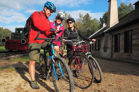 Radler am Museum &ndash; (13.10.2019, U. Büscher &copy;&nbsp;VGN GmbH)