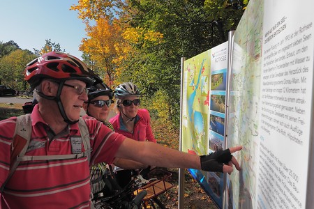Radler an der Infotafel &ndash; (13.10.2019, U. Büscher &copy;&nbsp;VGN GmbH)