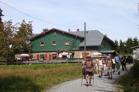Seehaus mit Wanderern &ndash; (VGN &copy;&nbsp;VGN GmbH)