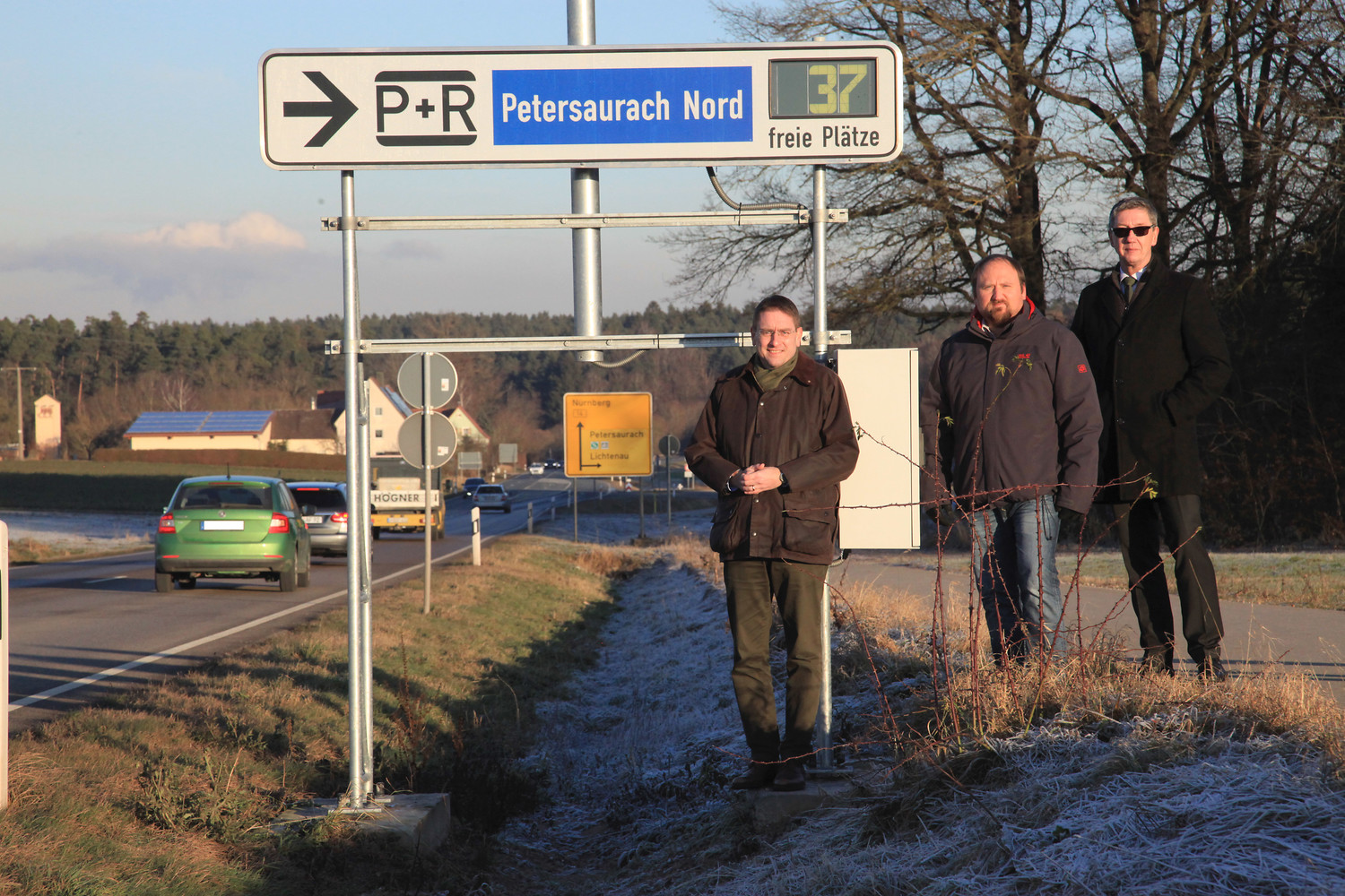Die elektronische Anzeige an der B14 weist die Anzahl der freien P+R-Plätze am Haltepunkt Petersaurach Nord aus &ndash;  (&copy;&nbsp;Landratsamt Ansbach)