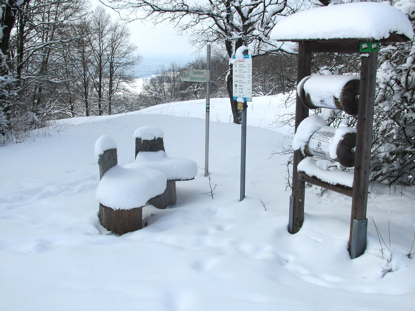 Infotafeln am verschneiten Poesieweg &ndash;  (VGN &copy;&nbsp;VGN GmbH)