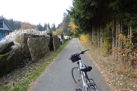 Radweg zwischen Granitplatten &ndash; (21.10.2018, S. Dassler &copy;&nbsp;VGN GmbH)