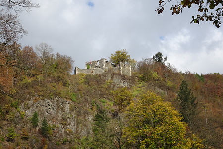 Blick nach oben zur Burgruine &ndash; (21.10.2018, S. Dassler &copy;&nbsp;VGN GmbH)