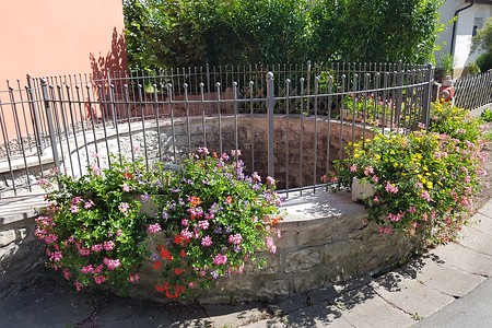 Brunnen in Hollfeld-Weiher &ndash; (11.08.2019, S. Dassler &copy;&nbsp;VGN GmbH)