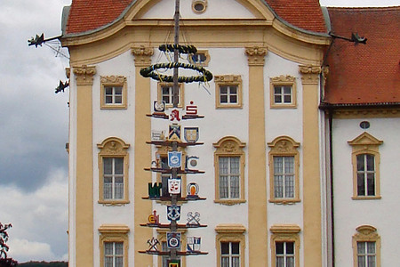 Maibaum am Schloss &ndash; (28.09.2015, VGN &copy;&nbsp;VGN GmbH)