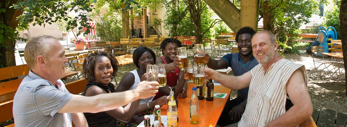 Bierprobe im Biergarten Weißenohe (Afrika Kulturtage 2013) &ndash;  (18.06.2013, &copy;&nbsp;Horst Badewitz)
