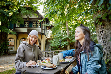 Im Biergarten &ndash; (13.10.2021, Andrea Gaspar-Klein &copy;&nbsp;VGN GmbH)