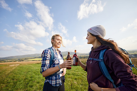 Anstoßen in der Landschaft &ndash; (13.10.2021, Andrea Gaspar-Klein &copy;&nbsp;VGN GmbH)