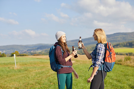 Anstoßen in der Landschaft &ndash; (13.10.2021, Andrea Gaspar-Klein &copy;&nbsp;VGN GmbH)