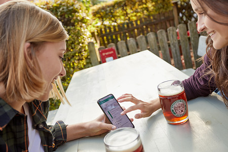 Mit Handy im Biergarten &ndash; (13.10.2021, Andrea Gaspar-Klein &copy;&nbsp;VGN GmbH)