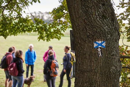 Wandergruppe mit Wegezeichen &ndash; (03.10.2020, Andrea Gaspar-Klein &copy;&nbsp;VGN GmbH)