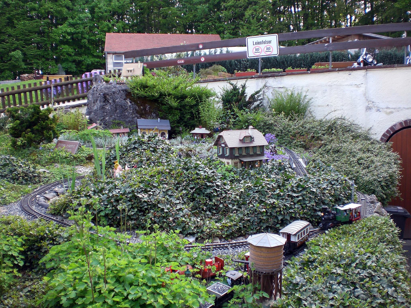 Modelleisenbahn beim Gasthaus Burgruine &ndash;  (VGN &copy;&nbsp;VGN GmbH)