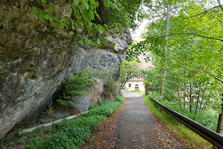 Wanderweg entlang von Felsen &ndash; (18.08.2019, S. Dassler &copy;&nbsp;VGN GmbH)
