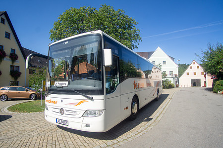 Bus im Dorf &ndash; (27.09.2020, U. Buescher &copy;&nbsp;VGN GmbH)